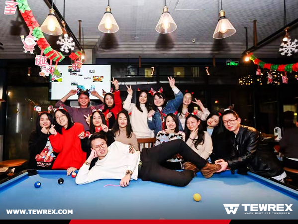 On December 25th, 2020, EONMAC GROUP held a grand Christmas party at the bar to celebrate the end of the year, and People's Daily shot a video for us