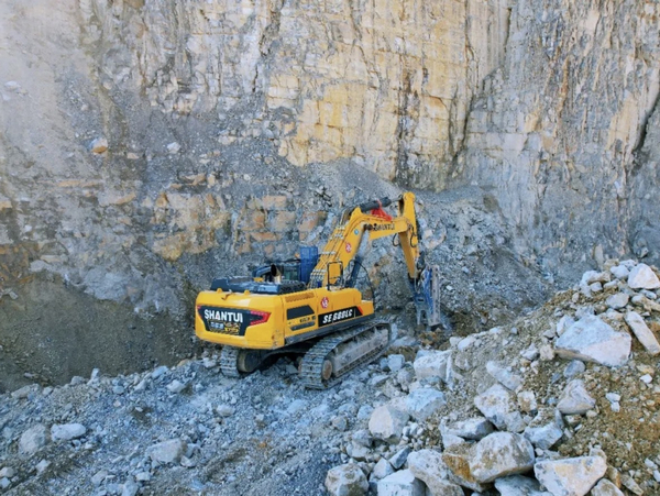 SHANTUI SE680LC Excavator Shines In Luliang Mine