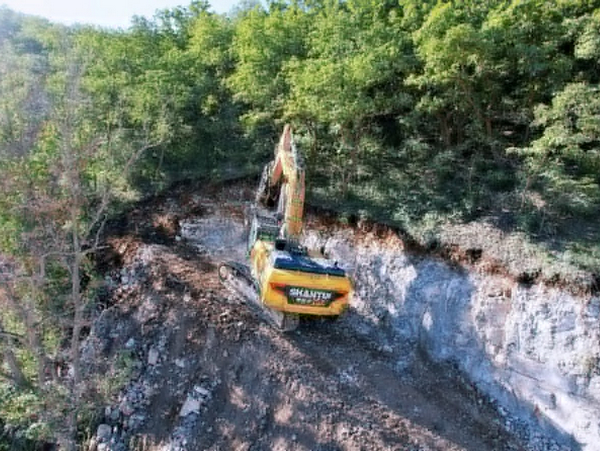 SHANTUI SE680LC Excavator Shines In Luliang Mine