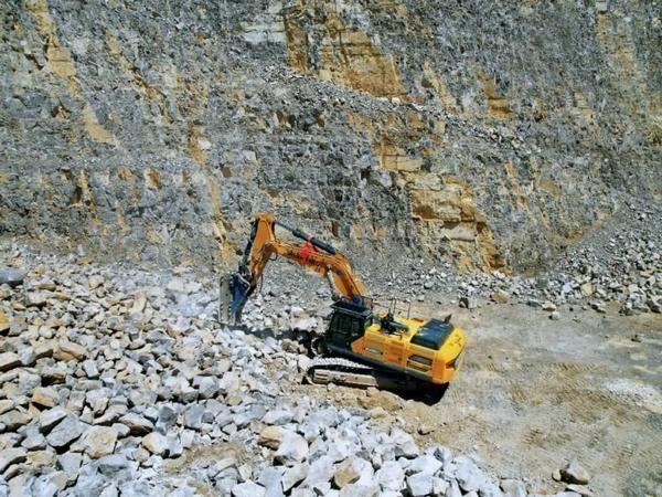 SHANTUI SE680LC Excavator Shines In Luliang Mine